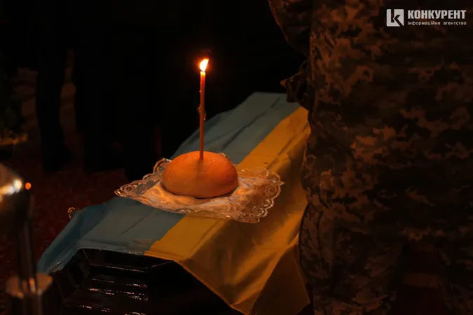 У Луцьку на колінах попрощалися зі ще одним загиблим Героєм (фото)