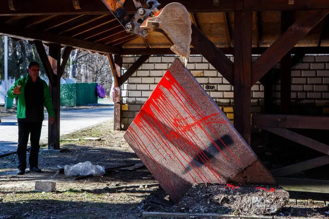 В Ужгороді знесли пам'ятник «возз'єднання» України та Росії (фото)