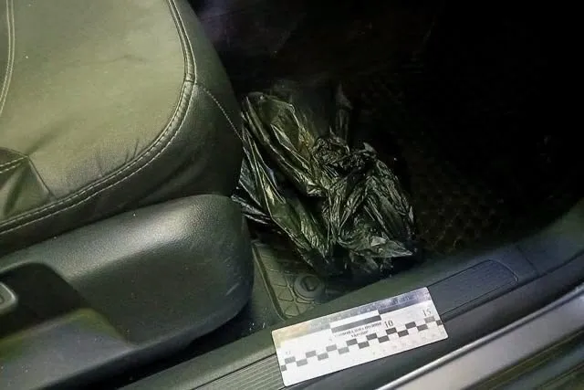 Ховали наркотики в землі: двом волинянам на Рівненщині загрожує до 12 років в'язниці (фото)