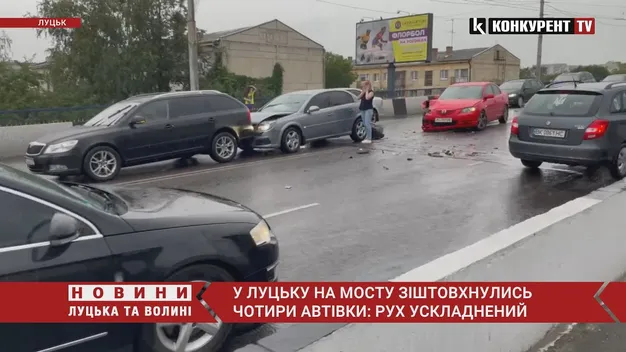 У Луцьку на мосту біля ПортCity «стукнулись» чотири автівки: рух ускладнений (відео)