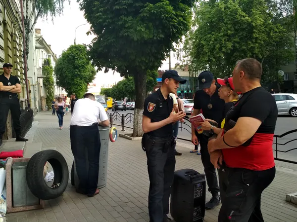 У Луцьку до пікетувальників прокуратури викликали патрульних (фото)