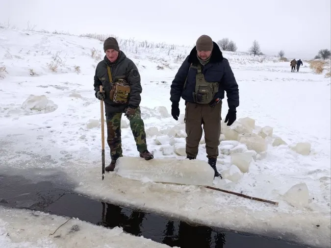На Волині рятують рибу від задухи: що коїться (фото)