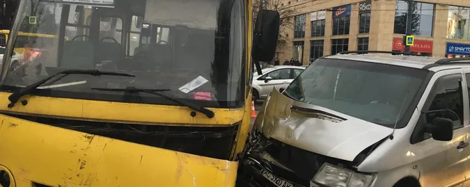 У центрі Луцька сталася ДТП за участі мікроавтобуса та маршрутки (фото, відео)