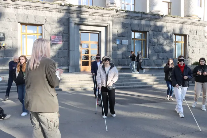 Луцьким студенткам завʼязали очі та відправили гуляти по місту: для чого (фото)
