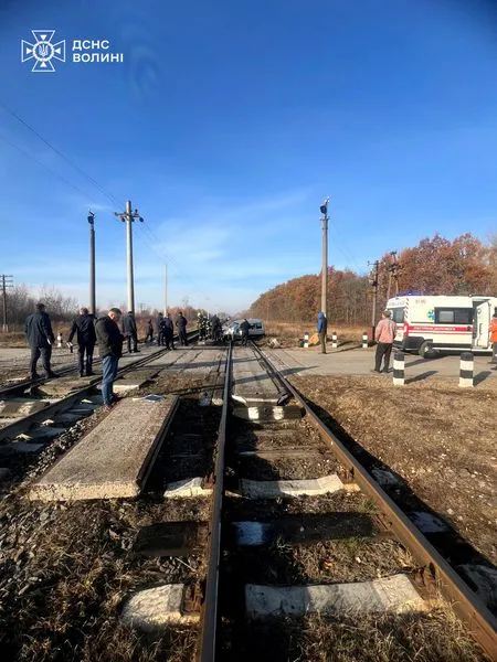 На Ковельщині зіткнулися автомобіль і потяг – працювали рятувальники (фото)