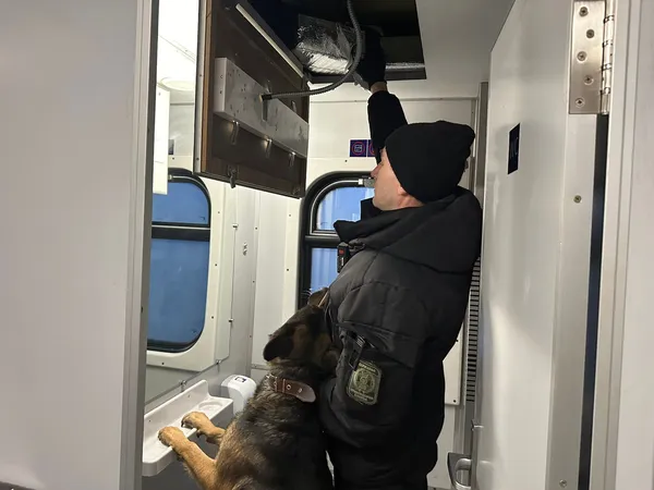 На Ягодині в санвузлі потяга службовий собака прикордонників виявив сховок з цигарками (фото)