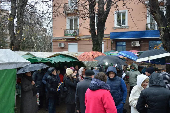 Продавці квітів відстоюють своє право здійснювати торгівлю в центрі Луцька