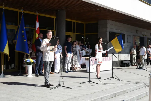 160 золотих та 43 срібних: у Луцьку вручили медалі випускникам (фото, відео)