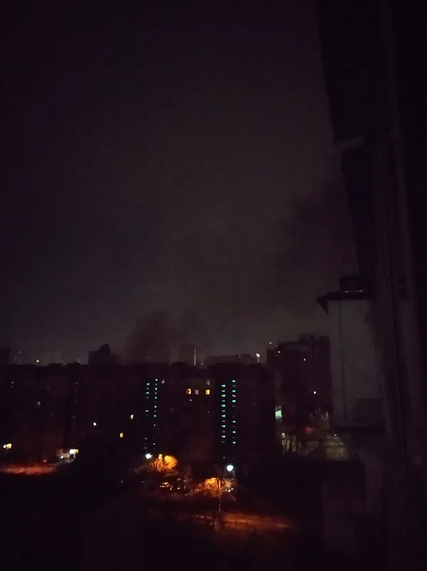 Ворожий безпілотник врізався у житловий будинок у Києві: будинок палає (фото)