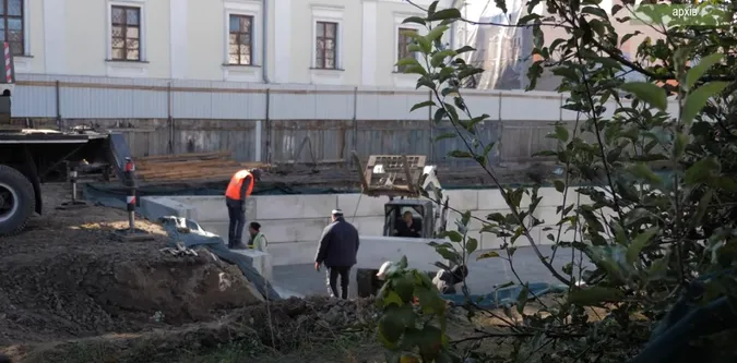 Скандальна забудова у Луцьку на Кафедральній триває, попри відкритий кримінал (відео)