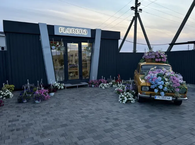 Під Луцьком продають квітковий бізнес з «москвичем» (фото)