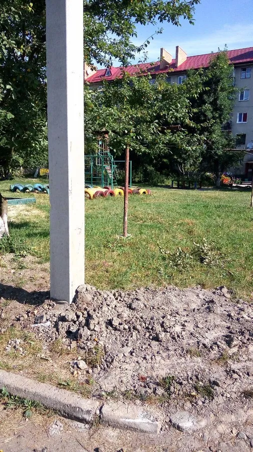 Біля дитмайданчика встановили електроопори: мешканці написали заяву в поліцію. ФОТО