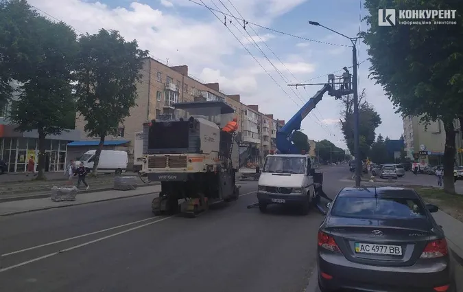 Довбають і латають: що коїться на проспекті Волі в Луцьку (фото)