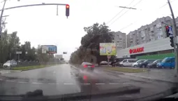 У Луцьку поблизу «Салюту» горе-водій пролетів на червоний (відео)
