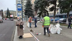 У центрі Луцька встановлюють "розумну" зупинку (фотофакт)