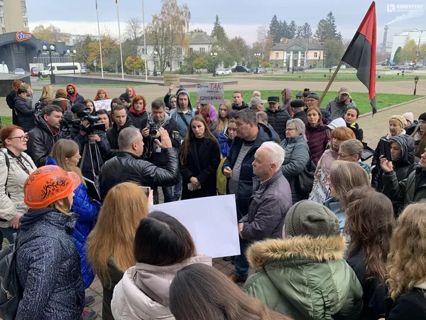 Більше грошей на ЗСУ: активісти вийшли на акцію під Волинську ОДА (фото)