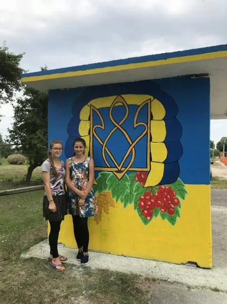 На Волині дві школярки «оживили» зупинку (фото)