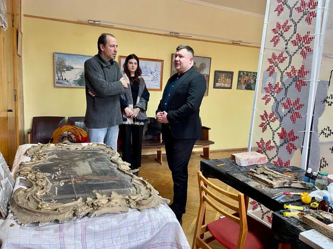 Над збереженням працюють вже рік: на Волині реставрують частину іконостаса XVIII століття (фото)