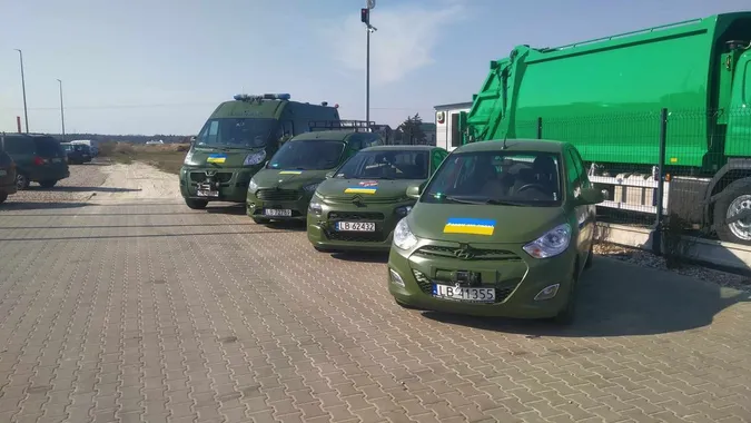 Волинські волонтери для військових привезли 4 автомобілі з Польщі
