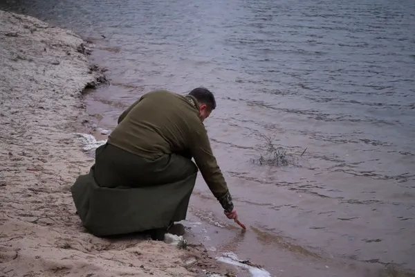 На Водохреще волинські тероборонівці разом з командиром пірнали у зимове озеро (фото)