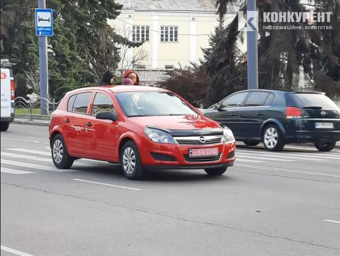 У центрі Луцька автомобілістка збила жінку: подробиці (відео)