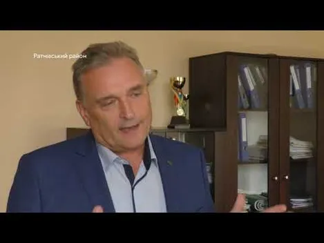 В одному із сіл Волині мешканці після ремонту знімають асфальт руками (фото, відео)