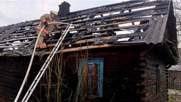 На Волині через необережне поводження з вогнем горіли дві хати-пустки (фото)