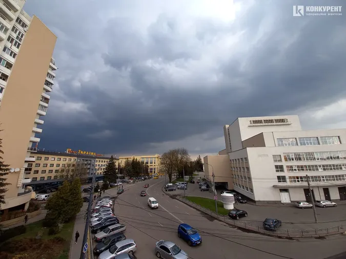 Над Луцьком нависли грозові хмари (фотофакт)