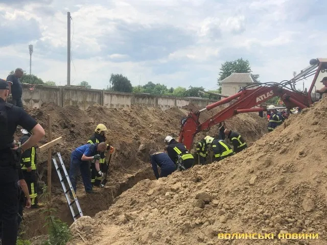 Обвалилася траншея: у Луцьку двох людей засипало землею (фото, відео)