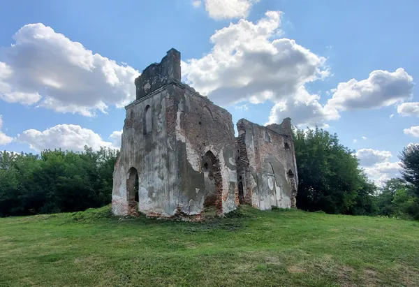 Біля Луцька руйнується розкішний палац бунтарки та противниці шлюбу (фото)