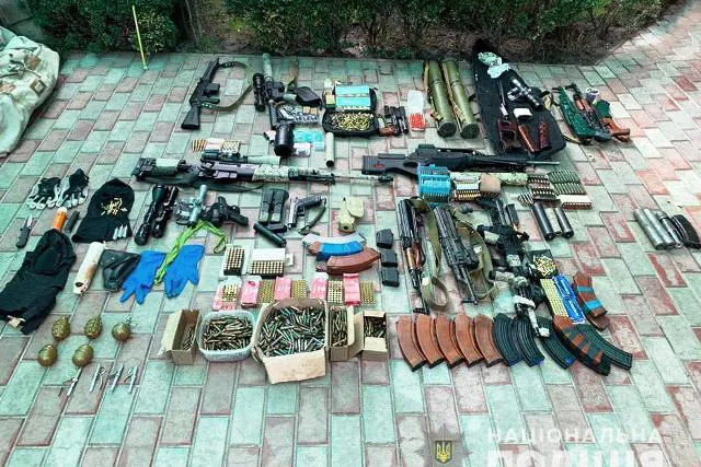 У Кропивницькому затримали чоловіка з цілим арсеналом зброї