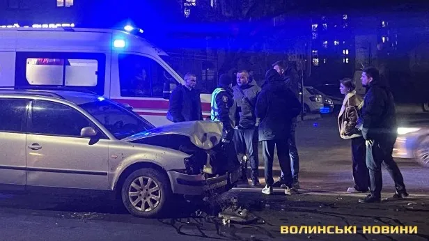 Капот повністю розбитий: у Луцьку зіткнулися автівки (фото)