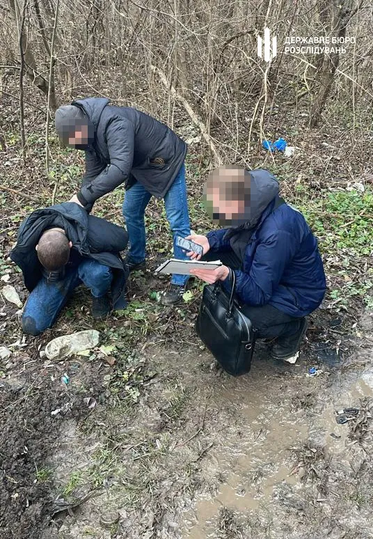 Хотів 5 тисяч доларів: у Луцьку на хабарі зловили правоохоронця (фото, відео)