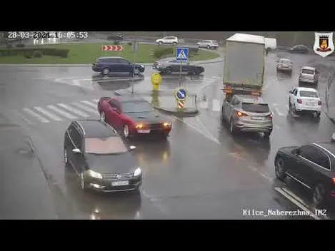 У Луцьку на кільці на Набережній не розминулися «мерс» і вантажівка (відео)