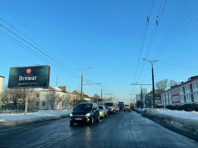 У Луцьку не поділили дорогу легковик і вантажівка (фото)