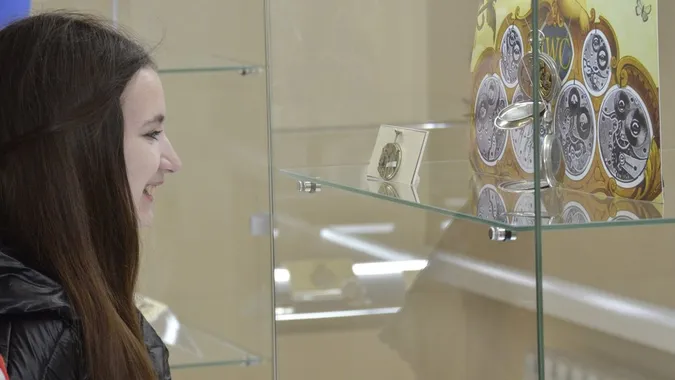 Майже 100 експонатів: у Луцьку – виставка швейцарських годинників XIX-XX століть (фото)