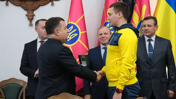 «Нескорена» волинянка отримала цінний подарунок від міністра оборони  (фото)
