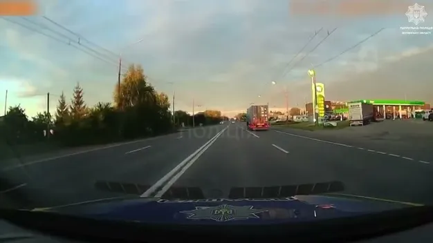 У Луцьку фура промчала на «червоний» на очах патрульних (відео)