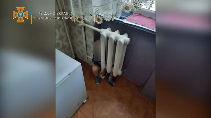 У Луцьку дитина застрягла у батареї – допомогли рятувальники (фото, відео)