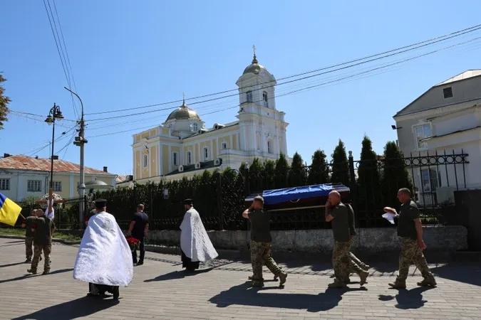 У Луцьку попрощалися з Героєм Дмитром Солонніковим (фото)
