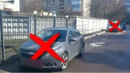 Наражають на небезпеку людей: «паркохами» позалишали свої автівки біля Луцької міської лікарні (фото)