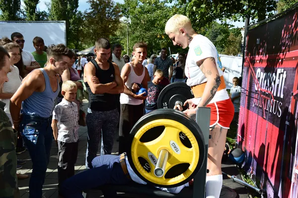...яка підстрахує вас, поки  ви будете вижимати штангу.