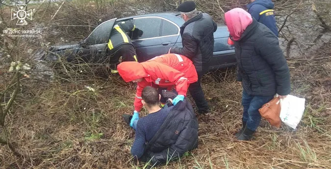 На Волині авто злетіло у кювет: на місці працювали рятувальники (фото, відео)