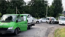 Відірвало причеп: у Луцьку «рено» протаранив лавету (фото, відео)