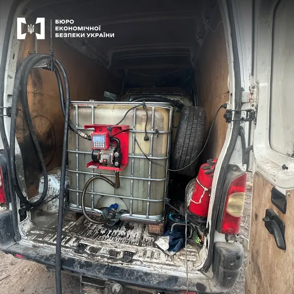 Нелегальна АЗС на Волині: вилучено 10 тонн дизпального, талони та сотні карток (відео)