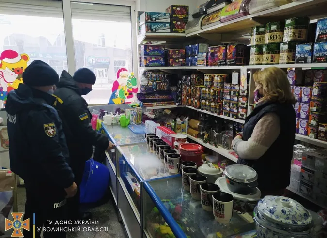 На ринку в Ковелі виявили купу незаконної піротехніки (фото, відео)
