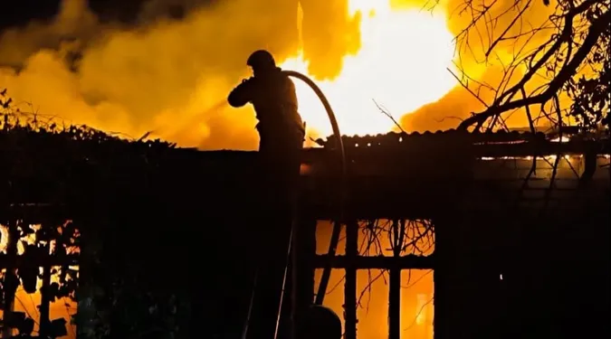 Дерев'яний будинок спалахнув увечері: на Волині у пожежі загинув чоловік