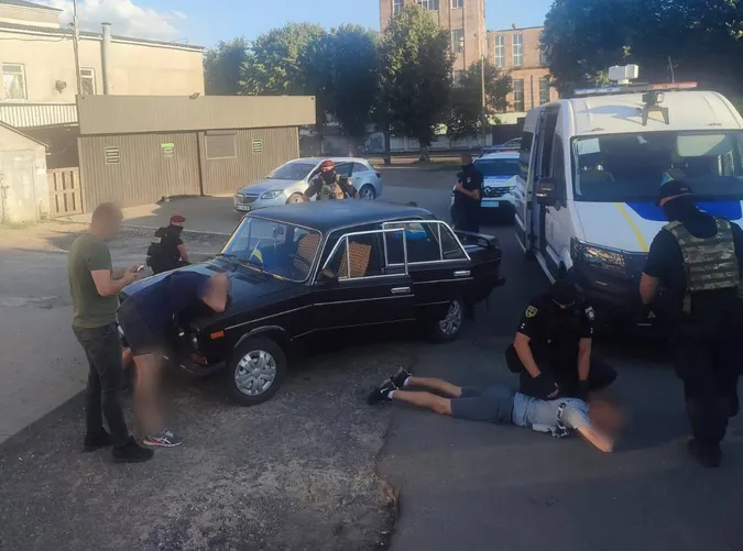 Збували «з рук в руки»: двох лучан зловили на продажі наркотиків (фото, відео)