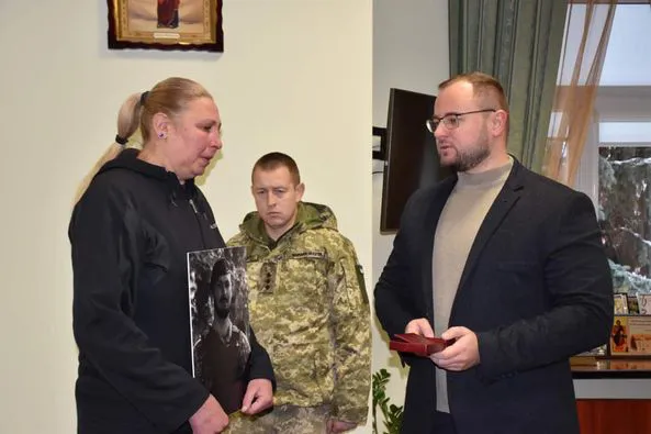 У Луцьку матері загиблого Героя вручили посмертний орден сина (фото)