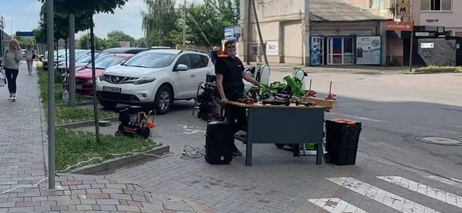 У Луцьку продавці влаштували виставку на парковці (фото)